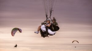 skärmflyg-bröllop-Hammars backar-skyadventure-paragliding-wedding-elopement