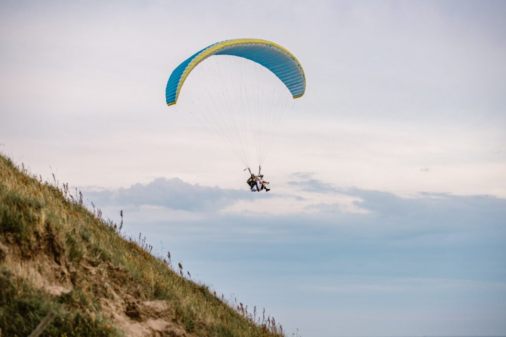 skärmflyg-bröllop-österlen-paragliding-wedding
